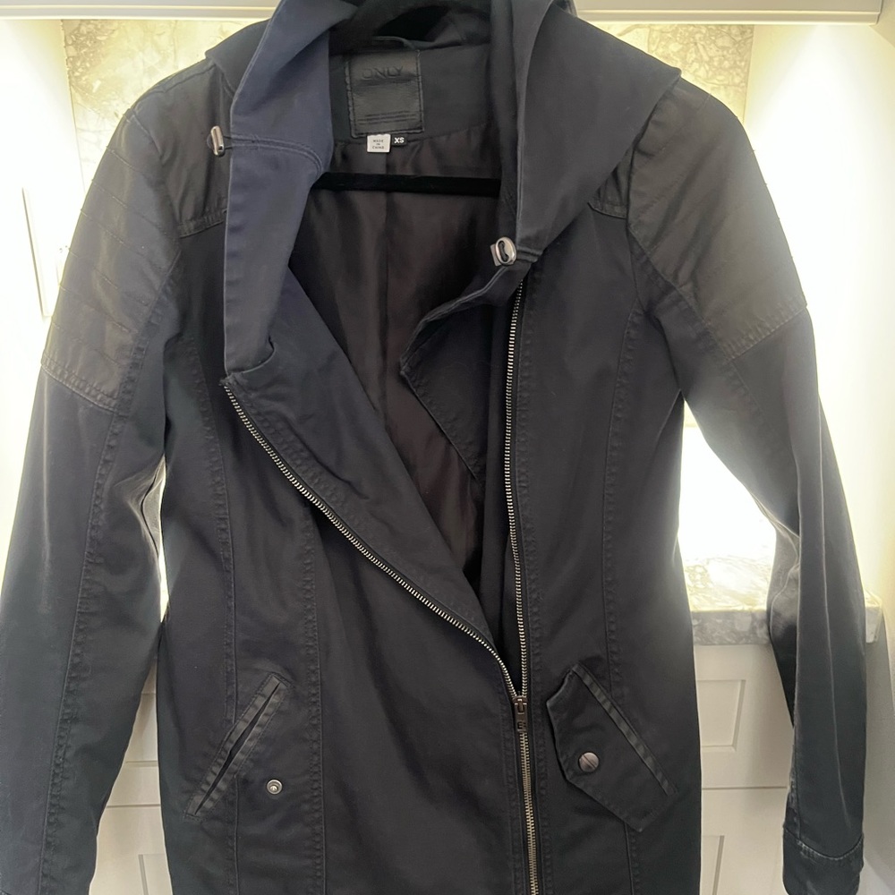 Jacket size XS but can fit M - Picture 3 of 4